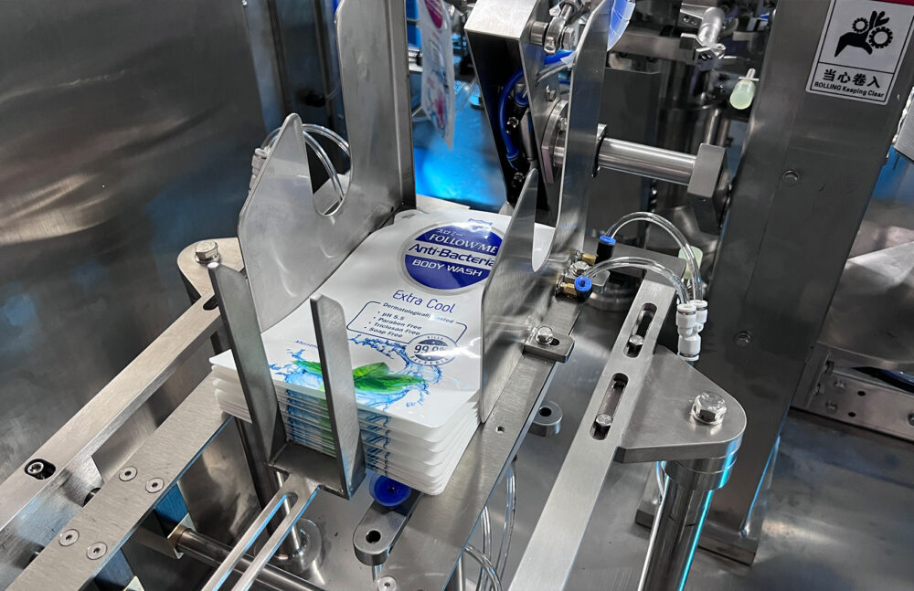 Fully automatic liquid bag fill packaging machine