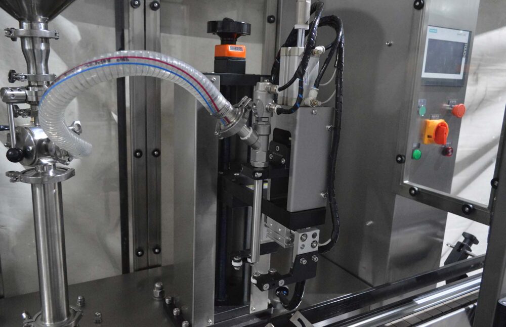 Fully automatic single-head liquid fill packaging machine