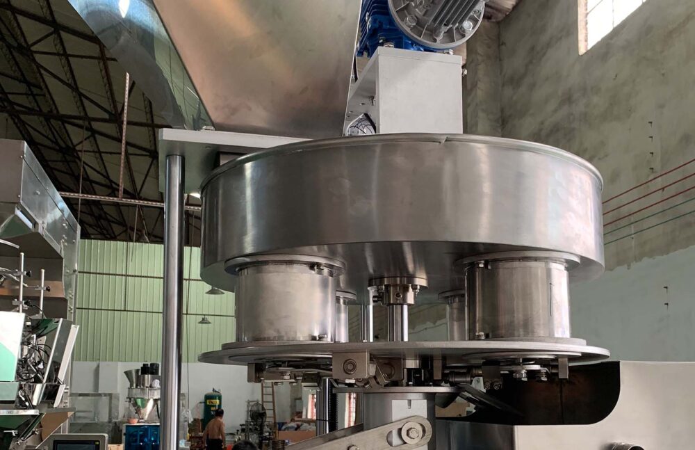 Vertical liquid milk packaging machine